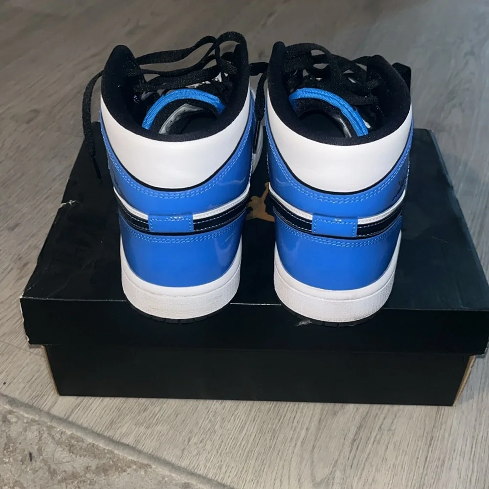 2021 Air Jordan 1 Mid SE 'Signal Blue'